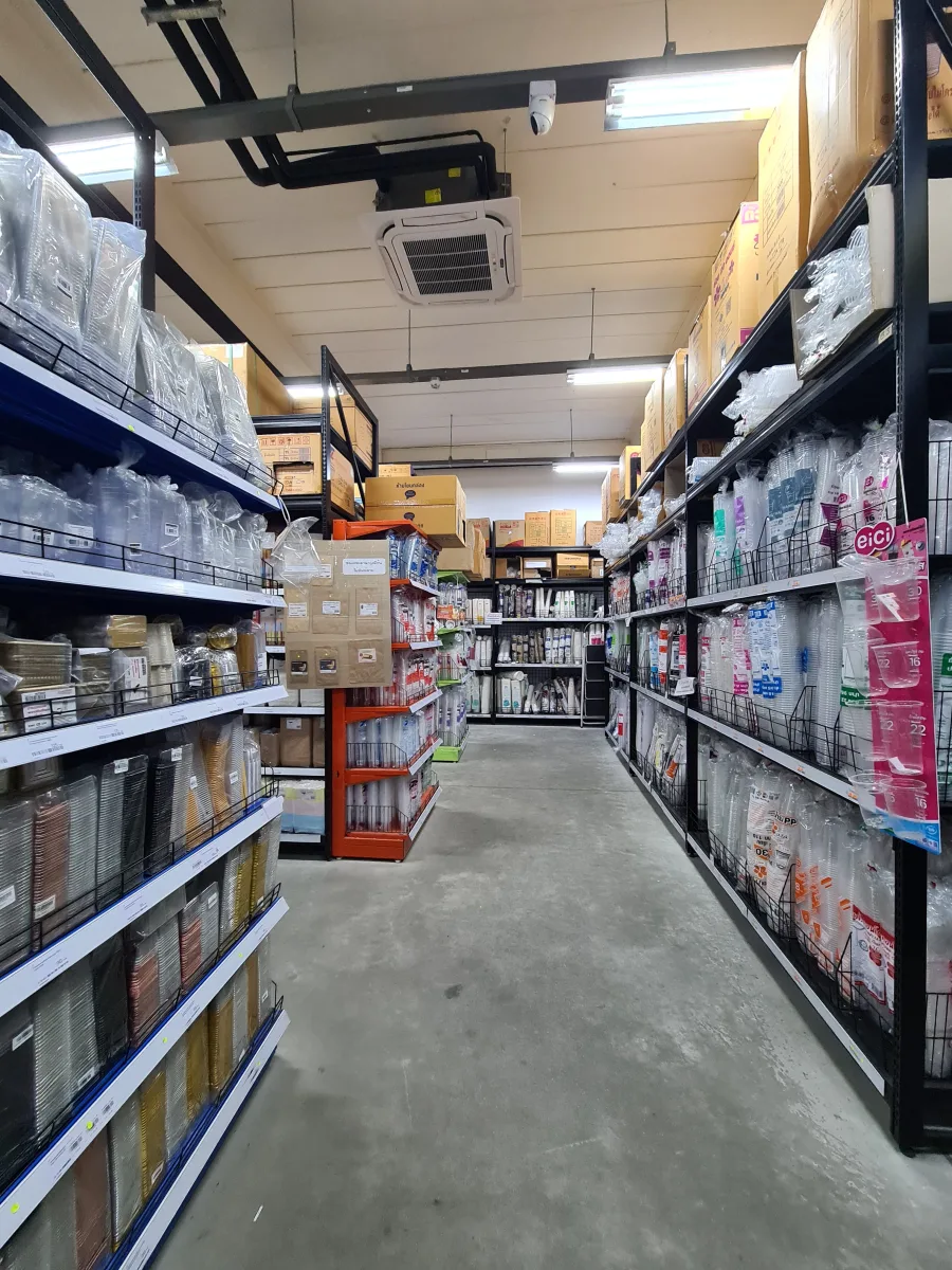 Food containers and drink cups in several sizes on store shelves