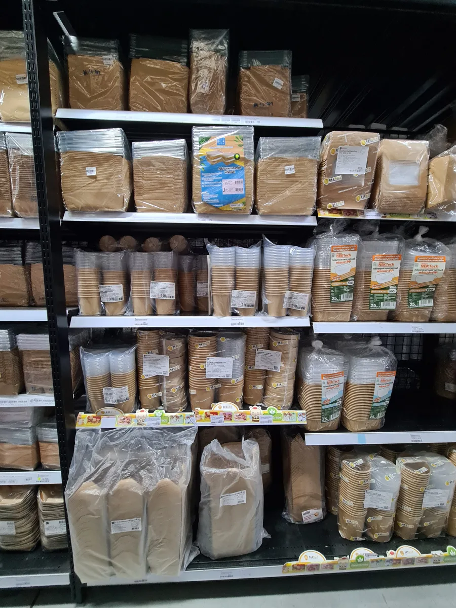 Kraft paper trays, food boxes, bowls, and clear lids on shelves