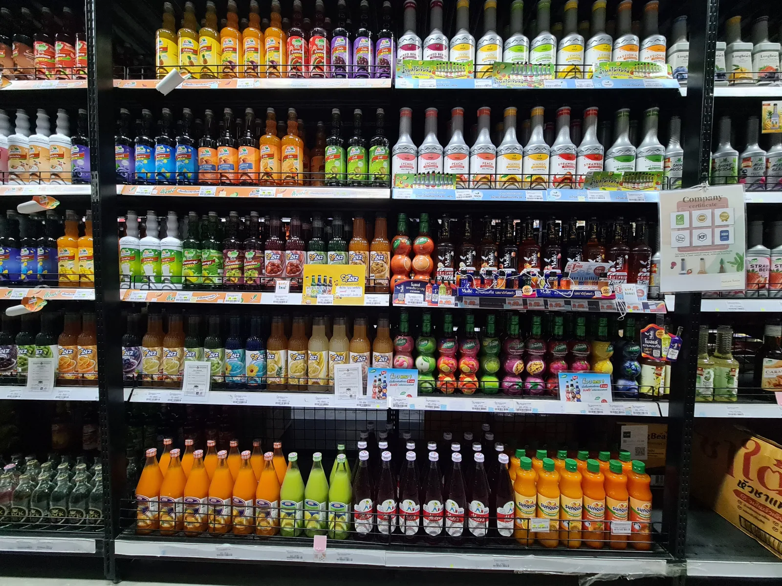 ชั้นไซรัปผลไม้ Freshy และน้ำเชื่อมแต่งกลิ่นหลายแบบในร้าน